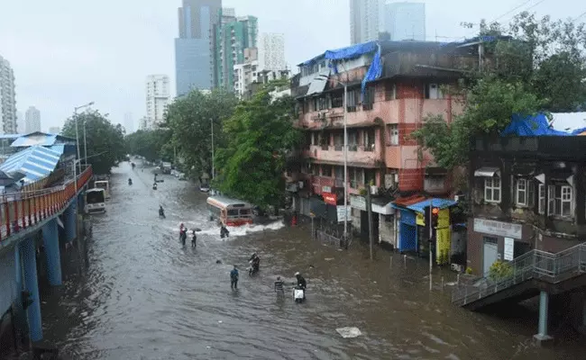 Mumbai Rains: ముంబైలో భారీ వర్షాలు.. ముందే వచ్చిన రుతుపవనాలు..