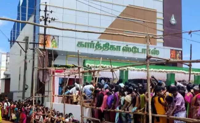 Tamil Nadu : 50 రూపాయలకి చీర.. కరోనాని కూడా లెక్కచేయలేదు..!
