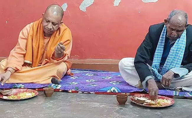 Yogi Adityanath : గోరఖ్‌పూర్‌లో దళితుడి ఇంట్లో సీఎం యోగి భోజనం..!