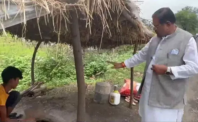 Viral Video: కారు దిగి కాల్చిన కంకులు కొన్న కేంద్ర మంత్రి.. రేటెంత అన్నందుకు..