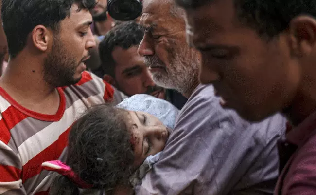 Gaza Under Attack : గాజాపై బాంబుల దాడి.. చిన్నారి సహా 10 మంది మృతి..