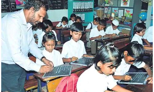 కరోనా తెచ్చిన కష్టం.. పాఠశాల మాస్టారు పలుగూ, పార చేతబట్టి..