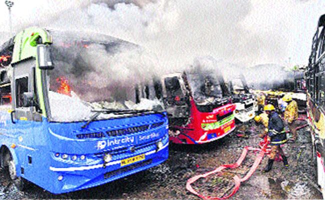 భారీ అగ్నిప్రమాదం.. ఐదు ప్రైవేటు బస్సులు దగ్దం