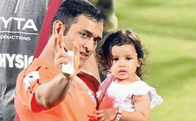 ధోనీపై ప్రేమతో చేనేత వస్త్రకారులు..