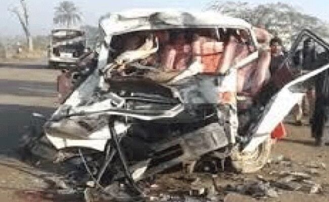 ఘోర రోడ్డు ప్రమాదం.. 10 మంది దుర్మరణం