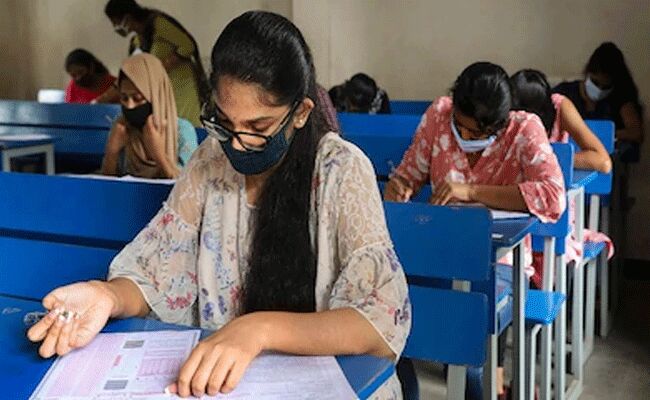 తెలంగాణాలో ఎంసెట్ ఇంజనీరింగ్ పరీక్షలు.. నిమిషం ఆలస్యమైన అనుమతి లేదు తెలంగాణాలో ఎంసెట్ ఇంజనీరింగ్ పరీక్షలు.. నిమిషం ఆలస్యమైన అనుమతి లేదు