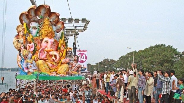వినాయక నిమజ్జనం సమయంలో కరోనా రాకుండా తీసుకోవాల్సిన జాగ్రత్తలివే...! వినాయక నిమజ్జనం సమయంలో కరోనా రాకుండా తీసుకోవాల్సిన జాగ్రత్తలివే...!