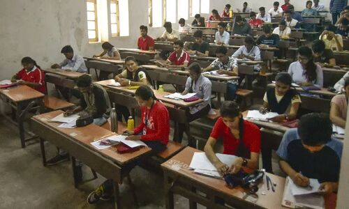 ఫైనల్ ఇయర్ పరీక్షలు రాష్ట్ర ప్రభుత్వాలు వాయిదా వేసుకోవచ్చు: సుప్రీం ఫైనల్ ఇయర్ పరీక్షలు రాష్ట్ర ప్రభుత్వాలు వాయిదా వేసుకోవచ్చు: సుప్రీం