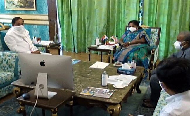 గవర్నర్తో సీఎం కేసీఆర్ భేటీ గవర్నర్తో సీఎం కేసీఆర్ భేటీ