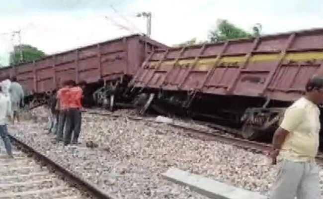 ప‌ట్టాలు త‌ప్పిన గూడ్స్ ట్రైన్