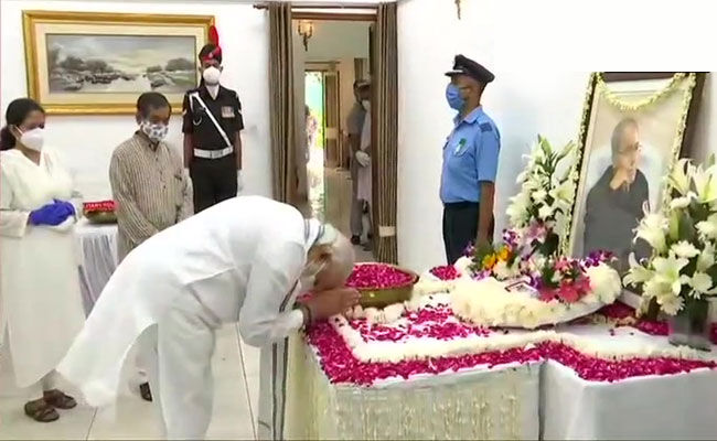 ప్రణబ్కు నివాళులు అర్పించిన ప్రధాని మోదీ ప్రణబ్కు నివాళులు అర్పించిన ప్రధాని మోదీ