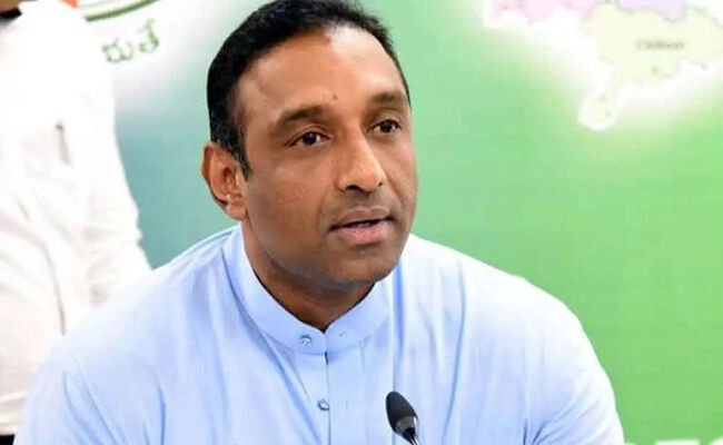 నెల్లూరు జిల్లాలో వైసీపీ నేతల మధ్య వర్గపోరు నెల్లూరు జిల్లాలో వైసీపీ నేతల మధ్య వర్గపోరు