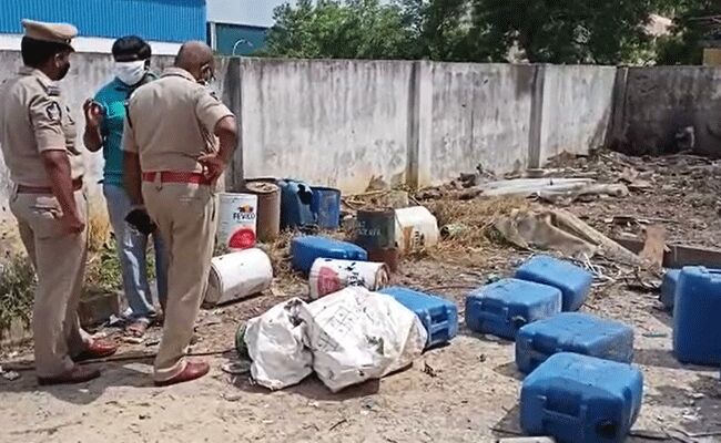 గోడౌన్లో భారీ పేలుడు.. 50 అడుగుల దూరంలో ఎగిరిపడ్డ మృతదేహాలు గోడౌన్లో భారీ పేలుడు.. 50 అడుగుల దూరంలో ఎగిరిపడ్డ మృతదేహాలు