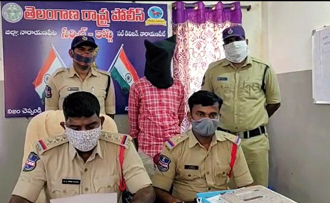 కవలలకు జన్మనిచ్చిన తల్లి.. కూతుళ్లకు విషం తాగించిన తండ్రి కవలలకు జన్మనిచ్చిన తల్లి.. కూతుళ్లకు విషం తాగించిన తండ్రి