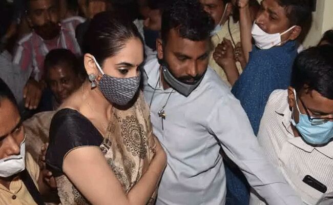 శాండల్వుడ్ డ్రగ్స్ వ్యవహారం..నటి అరెస్ట్..ఎవరెవరికి లింకులున్నాయి? శాండల్వుడ్ డ్రగ్స్ వ్యవహారం..నటి అరెస్ట్..ఎవరెవరికి లింకులున్నాయి?