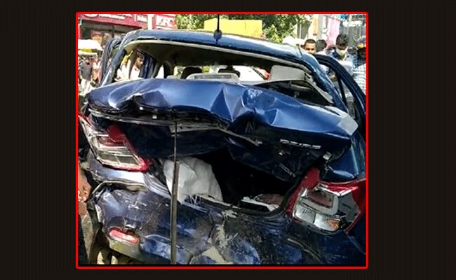 హైదరాబాద్లో కారు బీభత్సం.. ఆటో, ద్విచక్రవాహనాలు నుజ్జునుజ్జు హైదరాబాద్లో కారు బీభత్సం.. ఆటో, ద్విచక్రవాహనాలు నుజ్జునుజ్జు