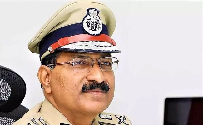 అసిఫాబాద్ జిల్లాలో నాలుగో రోజు డీజీపీ మహేందర్ రెడ్డి పర్యటన అసిఫాబాద్ జిల్లాలో నాలుగో రోజు డీజీపీ మహేందర్ రెడ్డి పర్యటన