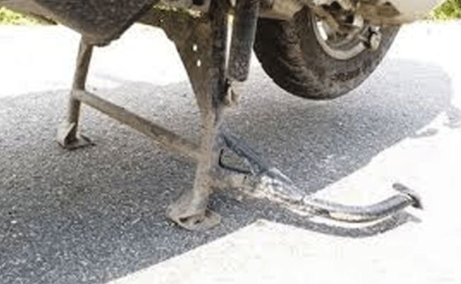 స్టాండ్ తీయకుండా స్కూటీ నడపడంతో ప్రాణాలు..