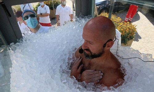 వామ్మో.. అదేం మనిషి రెండున్నర గంటల పాటు ఐస్ క్యూబ్స్ మధ్యలో..