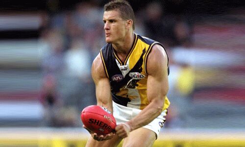 జొకోవిచ్ కొంపముంచిన బంతి.. టోర్నీ నుంచి అవుట్