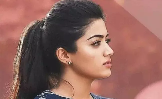 హీరోతో ప్రేమలో పడిన రష్మిక..!! హీరోతో ప్రేమలో పడిన రష్మిక..!!