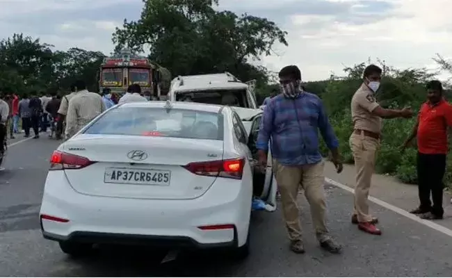 గుంటూరులో ఘోర రోడ్డు ప్రమాదం గుంటూరులో ఘోర రోడ్డు ప్రమాదం