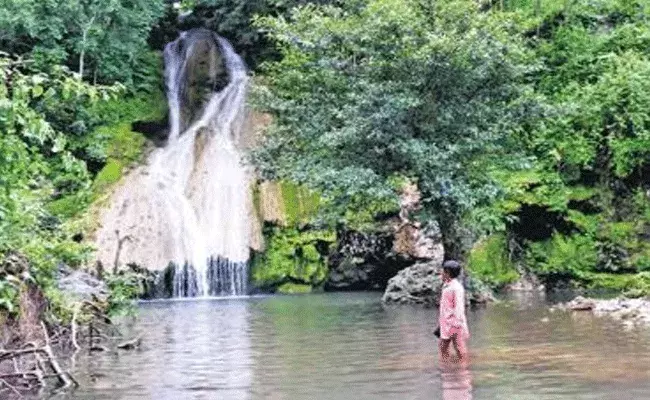 తెలంగాణలో ప్రకృతి అందాలు.. ఒక్కో కిలోమీటర్ దూరంలో ఒక్కో జలపాతం తెలంగాణలో ప్రకృతి అందాలు.. ఒక్కో కిలోమీటర్ దూరంలో ఒక్కో జలపాతం