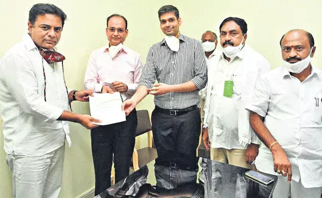 కరోనా బాధితుల కోసం ఖజానా జూవెలర్స్ భారీ విరాళం కరోనా బాధితుల కోసం ఖజానా జూవెలర్స్ భారీ విరాళం