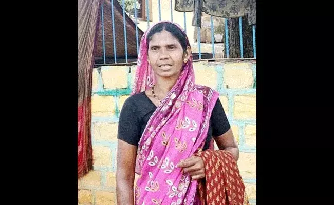 చీర విప్పి చిన్నారిని రక్షించిన మహిళ చీర విప్పి చిన్నారిని రక్షించిన మహిళ