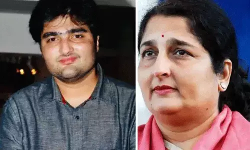 ప్రముఖ గాయని అనురాధా పౌడ్వాల్ ఇంట విషాదం