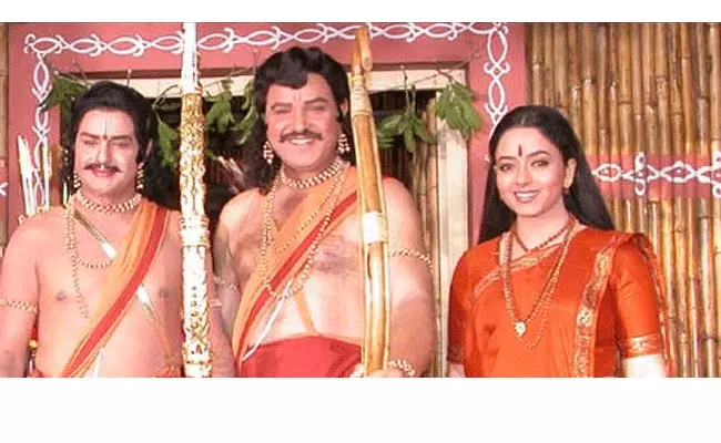 సౌందర్య మరణంతో ఆగిపోయిన బాలకృష్ణ చిత్రం.. సౌందర్య మరణంతో ఆగిపోయిన బాలకృష్ణ చిత్రం..