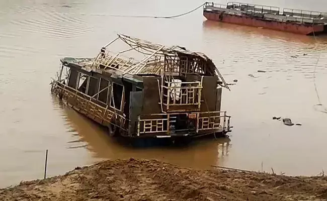 కచ్చులూరు బోటు ప్రమాదానికి ఏడాది.. ఆ ఐదు మృతదేహాల ఆచూకే లేదు.. కచ్చులూరు బోటు ప్రమాదానికి ఏడాది.. ఆ ఐదు మృతదేహాల ఆచూకే లేదు..