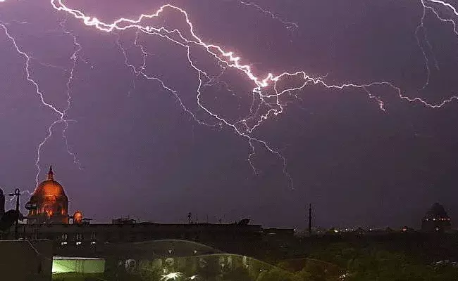 బీహార్లో పిడుగుపడి 15మంది మృతి బీహార్లో పిడుగుపడి 15మంది మృతి