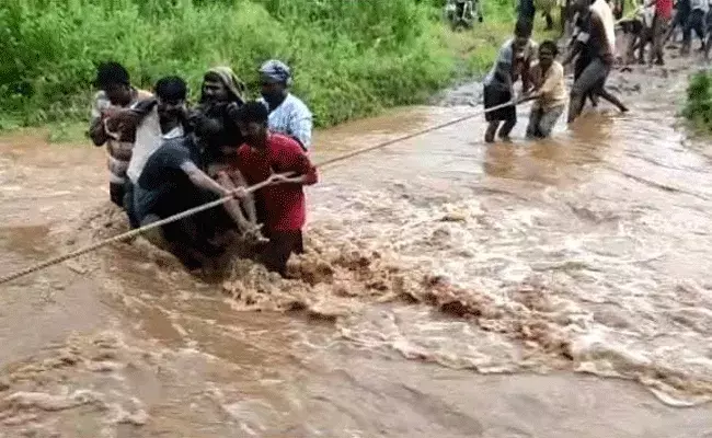 వాగులో కొట్టుకుపోయిన కుటుంబ సభ్యులు.. ఏడుగురు పిల్లల్ని కాపాడిన తండ్రి వాగులో కొట్టుకుపోయిన కుటుంబ సభ్యులు.. ఏడుగురు పిల్లల్ని కాపాడిన తండ్రి