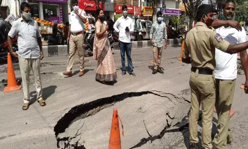 హైదరాబాద్ నగరంలో ఒక్కసారిగా కుంగిపోయిన రోడ్డు హైదరాబాద్ నగరంలో ఒక్కసారిగా కుంగిపోయిన రోడ్డు