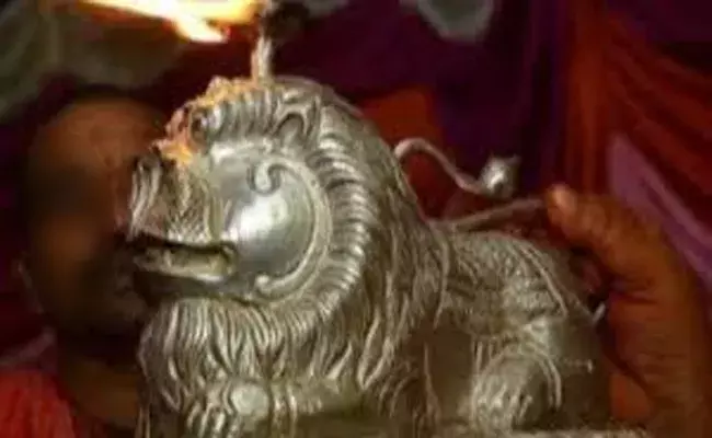 వెండి సింహాలు మాయంపై ఈవో  పొంతన లేని సమాధానాలు