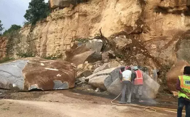 హైదరాబాద్ ఔటర్ రింగ్ రోడ్డుపై విరిగిపడ్డ కొండచరియలు