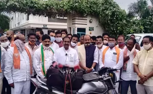 ఏపీలో ప్రకంపనలు రేపుతున్న దేవాలయాలు, హిందూ సంస్థలపై దాడి ఘటనలు ఏపీలో ప్రకంపనలు రేపుతున్న దేవాలయాలు, హిందూ సంస్థలపై దాడి ఘటనలు