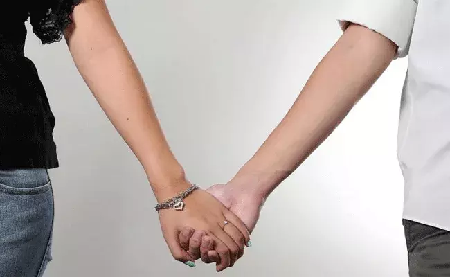 భార్యతో కోవిడ్ వచ్చిందని అబద్ధం చెప్పి ప్రియురాలితో కలిసి..