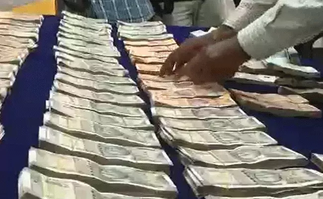 డాక్టర్ ఇంట్లో భారీ దోపిడీ.. ఆయన భార్య కాళ్ళు, చేతులు కట్టేసి..