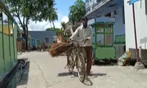 కరోనా కారణంగా వీధుల్లో తిరిగి చీపుర్లు అమ్ముతున్న ఉపాధ్యాయుడు కరోనా కారణంగా వీధుల్లో తిరిగి చీపుర్లు అమ్ముతున్న ఉపాధ్యాయుడు