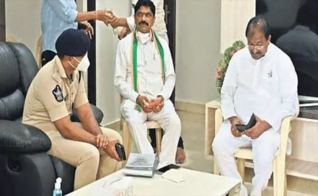 ఏపీలో శాంతియుతంగా నిరసన తెలిపే హక్కుకూడా లేదు : బీజేపీ ఏపీలో శాంతియుతంగా నిరసన తెలిపే హక్కుకూడా లేదు : బీజేపీ