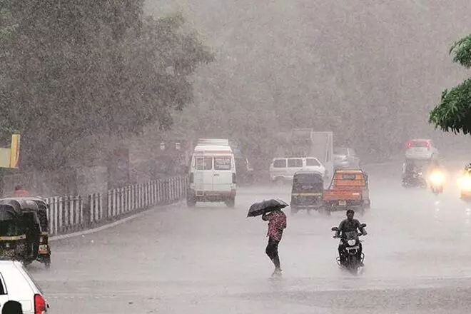 హైదరాబాద్ను వదలని వరుణుడు.. మరో రెండ్రోజుల పాటు వర్షాలు..!! హైదరాబాద్ను వదలని వరుణుడు.. మరో రెండ్రోజుల పాటు వర్షాలు..!!