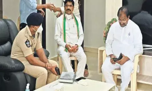 ఏపీలో శాంతియుతంగా నిరసన తెలిపే హక్కుకూడా లేదు : బీజేపీ ఏపీలో శాంతియుతంగా నిరసన తెలిపే హక్కుకూడా లేదు : బీజేపీ