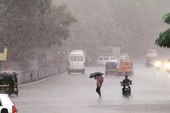 హైదరాబాద్ను వదలని వరుణుడు.. మరో రెండ్రోజుల పాటు వర్షాలు..!! హైదరాబాద్ను వదలని వరుణుడు.. మరో రెండ్రోజుల పాటు వర్షాలు..!!