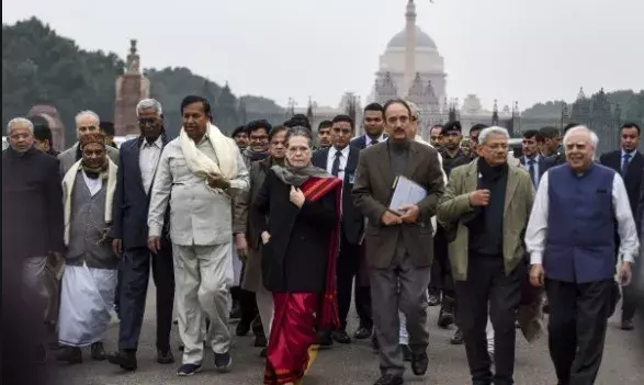 రాష్ట్రపతి భవన్కు ర్యాలీగా విపక్షాలు రాష్ట్రపతి భవన్కు ర్యాలీగా విపక్షాలు