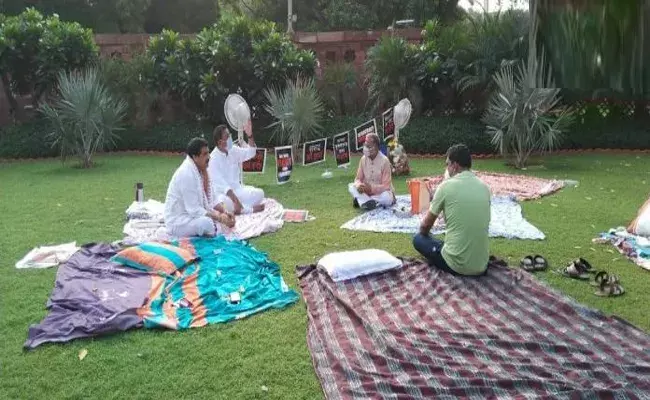 ఎంపీలకు వేడి వేడి ఇడ్లీలు తినిపించిన డీఎంకే నేతలు