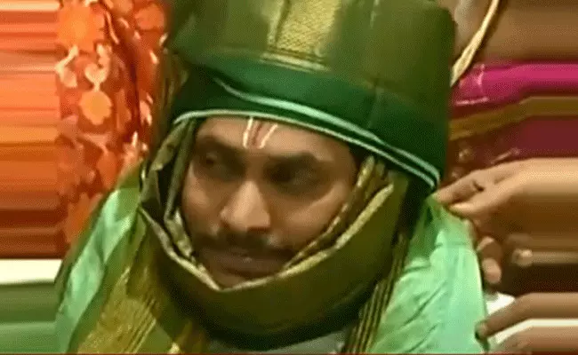 డిక్లరేషన్ ఇవ్వకుండానే శ్రీవారి ఆలయంలోకి సీఎం జగన్ డిక్లరేషన్ ఇవ్వకుండానే శ్రీవారి ఆలయంలోకి సీఎం జగన్