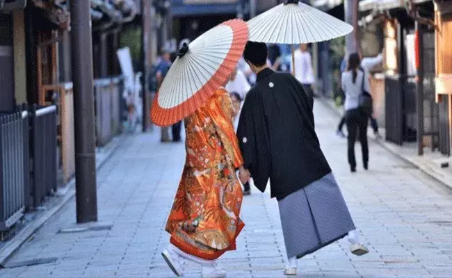 జనాభా కొరత.. పెళ్లి చేసుకుని పిల్లల్ని కనండి ప్లీజ్.. ప్రభుత్వం రిక్వెస్ట్ జనాభా కొరత.. పెళ్లి చేసుకుని పిల్లల్ని కనండి ప్లీజ్.. ప్రభుత్వం రిక్వెస్ట్