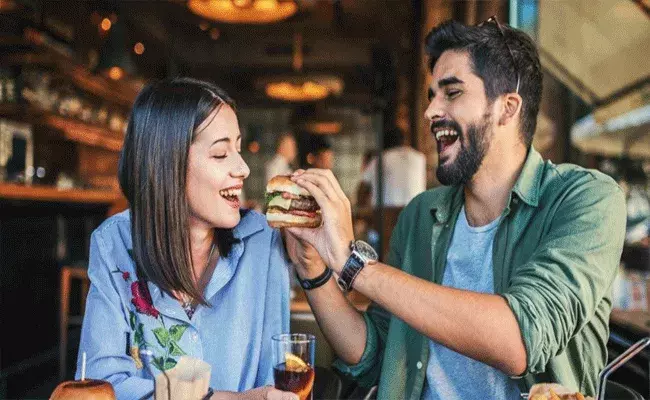 లంచ్ బాక్స్ షేర్ చేసుకుంటున్నారా.. జాగ్రత్తండోయ్ లంచ్ బాక్స్ షేర్ చేసుకుంటున్నారా.. జాగ్రత్తండోయ్